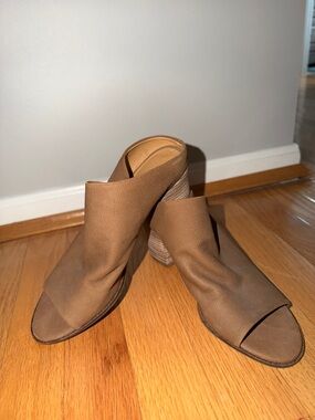 Lucky Brand Tan Open-Toe Mule Sandals